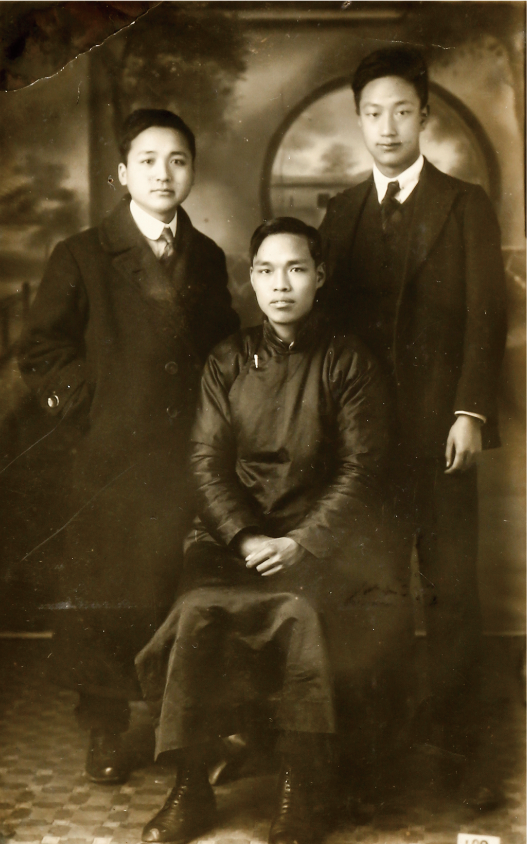 1921年4月外國語學社學員合影。左起🕴🏼：周伯棣、羅亦農、柯慶施.png